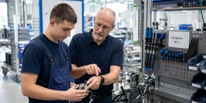 Onboarding Software for Manufacturing: Worker Assistance System Guides New Employees Step by Step at the Assembly Station